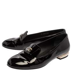 مملوكة مسبقًا Chanel Black Patent Leather CC Faux Pearl Loafers Size 37