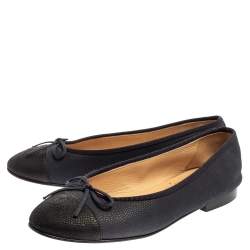مملوكة مسبقًا Chanel Blue/Black Leather CC Cap Toe Bow Ballet Flats Size 37.5