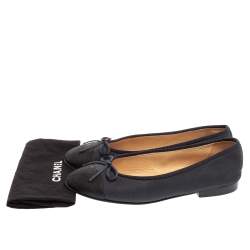 مملوكة مسبقًا Chanel Blue/Black Leather CC Cap Toe Bow Ballet Flats Size 37.5