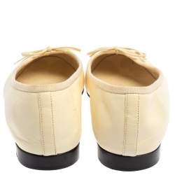 مملوكة مسبقًا Chanel Cream/Metallic Beige Leather CC Cap Toe Bow Ballet Flats Size 37.5