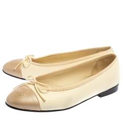 مملوكة مسبقًا Chanel Cream/Metallic Beige Leather CC Cap Toe Bow Ballet Flats Size 37.5