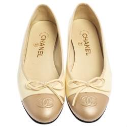 مملوكة مسبقًا Chanel Cream/Metallic Beige Leather CC Cap Toe Bow Ballet Flats Size 37.5
