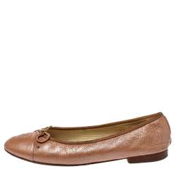 Pre Owned حذاء فلات باليه شانيل فيونكة غطاء مقدمة سى سى جلد بيج ميتالك مقاس 38