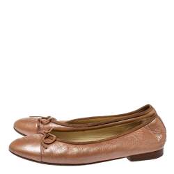 Pre Owned حذاء فلات باليه شانيل فيون كة غطاء مقدمة سى سى جلد بيج ميتالك مقاس 38