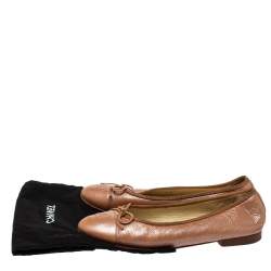Pre Owned حذاء فلات باليه شانيل فيونكة غطاء مقدمة سى سى جلد بيج ميتالك مقاس 38