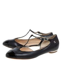مملوكة مسبقًا Chanel Black Patent Leather D'orsay CC Cap Toe T Strap Flat Sandals Size 39.5