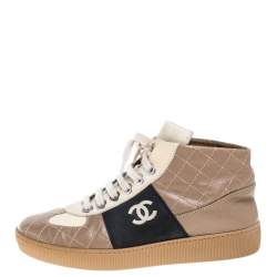 مملوكة مسبقًا حذاء رياضى شانيل مرتفع من أعلى سى سى جلد ثلاثى اللون مقاس 36.5