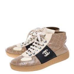 مملوكة مسبقًا حذاء رياضى شانيل مرتفع من أعلى سى سى جلد ثلاثى اللون مقاس 36.5