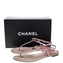 مملوكة مسبقًا Chanel Metallic Pink Textured Leather CC Embellished T Strap Flat Thong Sandals Size 40