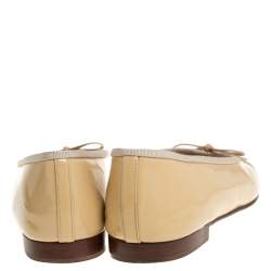 مملوكة مسبقًا Chanel Beige Patent Leather CC Cap Toe Ballet Flats Size 39