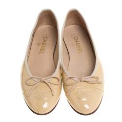 مملوكة مسبقًا Chanel Beige Patent Leather CC Cap Toe Ballet Flats Size 39