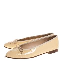 مملوكة مسبقًا Chanel Beige Patent Leather CC Cap Toe Ballet Flats Size 39