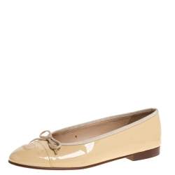 مملوكة مسبقًا Chanel Beige Patent Leather CC Cap Toe Ballet Flats Size 39