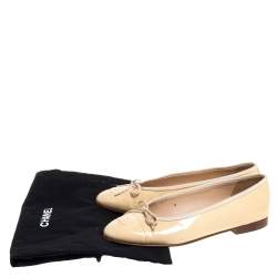 مملوكة مسبقًا Chanel Beige Patent Leather CC Cap Toe Ballet Flats Size 39