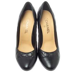 مملوكة مسبقًا Chanel Black Quilted Leather CC Cap Toe Pumps Size 41