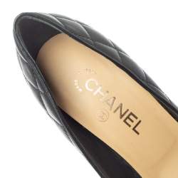 مملوكة مسبقًا Chanel Black Quilted Leather CC Cap Toe Pumps Size 41