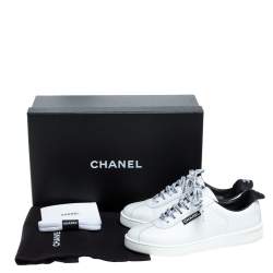 مملوكة مسبقًا Chanel White Leather Logo Lace Up CC Low Top Sneakers Size 36