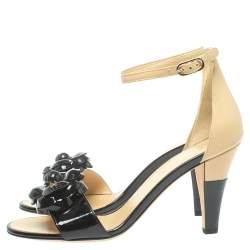 Pre Owned صندل شانيل سير كاحل كاميليا جلد لامع أسود مقاس 37 