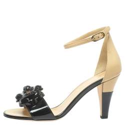 Pre Owned صندل شانيل سير كاحل كاميليا جلد لامع أسود مقاس 37 