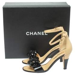 Pre Owned صندل شانيل سير كاحل كاميليا جلد لامع أسود مقاس 37 