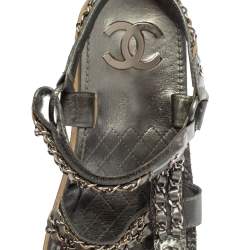 Pre Owned صندل شانيل  فلات سيور كاحل زخرفة سلسلة جلد فضى ميتالك مقاس 38