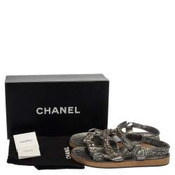 Pre Owned صندل شانيل  فلات سيور كاحل زخرفة سلسلة جلد فضى ميتالك مقاس 38