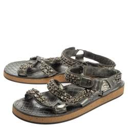 Pre Owned صندل شانيل  فلات سيور كاحل زخرفة سلسلة جلد فضى ميتالك مقاس 38