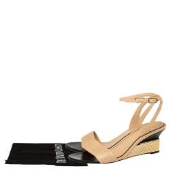 Pre Owned صندل شانيل ملتف حول الكاحل زخرفة لؤلؤ سى سى جلد بيج مقاس 40