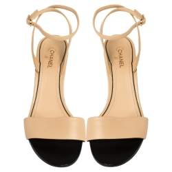 Pre Owned صندل شانيل ملتف حول الكاحل زخرفة لؤلؤ سى سى جلد بيج مقاس 40