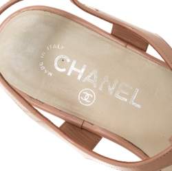 Pre Owned صندل شانيل بإصبع جلد بيج مقاس 38