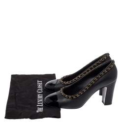 مملوكة مسبقًا Chanel Black Leather And Patent Leather Cap Toe Chain Embellished Trim Pumps Size 39