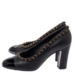 مملوكة مسبقًا Chanel Black Leather And Patent Leather Cap Toe Chain Embellished Trim Pumps Size 39
