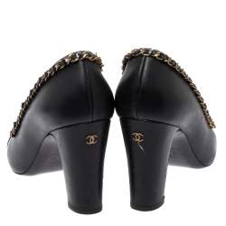 مملوكة مسبقًا Chanel Black Leather And Patent Leather Cap Toe Chain Embellished Trim Pumps Size 39