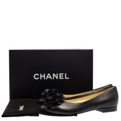 مملوكة مسبقًا حذاء فلات باليه شانيل زهرة الكاميليا جلد أسود مقاس 37