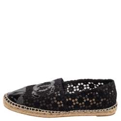 مملوكة مسبقًا Chanel Black Lace And Patent Leather CC Espadrille Size 41