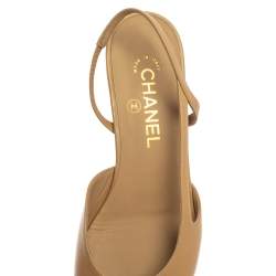 مملوكة مسبقًا Chanel Beige/Black Leather and Canvas CC Cap Toe Slingback Flat Sandals Size 38.5