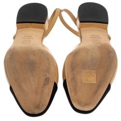 مملوكة مسبقًا Chanel Beige/Black Leather and Canvas CC Cap Toe Slingback Flat Sandals Size 38.5