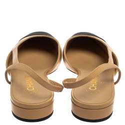 مملوكة مسبقًا Chanel Beige/Black Leather and Canvas CC Cap Toe Slingback Flat Sandals Size 38.5