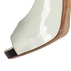 Pre Owned Chanel Off White Patent Leather Slip on Sandals Size 38