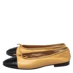مملوكة مسبقًا Chanel Beige/Black Leather Bow CC Cap Toe Ballet Flats Size 40
