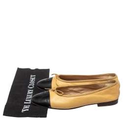 مملوكة مسبقًا Chanel Beige/Black Leather Bow CC Cap Toe Ballet Flats Size 40