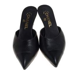 مملوكة مسبقًا  Chanel Black CC Leather Runaway Mule Sandals Size 36