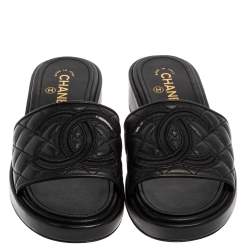 مملوكة مسبقًا Chanel Black Quilted Leather CC Flat Slides Size 39