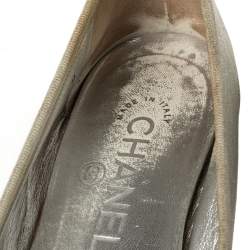 Pre Owned حذاء باليرينا فلات شانيل جلد وجلد لامع أسود/فضي بفيونكة مقدمة سي سي مقاس 36.5