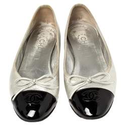 Pre Owned حذاء باليرينا فلات شانيل جلد وجلد لامع أسود/فضي بفيونكة مقدمة سي سي مقاس 36.5