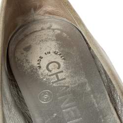 Pre Owned حذاء باليرينا فلات شانيل جلد وجلد لامع أسود/فضي بفيونكة مقدمة سي سي مقاس 36.5