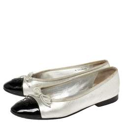 Pre Owned حذاء باليرينا فلات شانيل جلد وجلد لامع أسود/فضي بفيونكة مقدمة سي سي مقاس 36.5