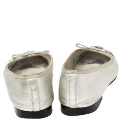 Pre Owned حذاء باليرينا فلات شانيل جلد وجلد لامع أسود/فضي بفيونكة مقدمة سي سي مقاس 36.5