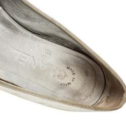 Pre Owned حذاء باليرينا فلات شانيل جلد وجلد لامع أسود/فضي بفيونكة مقدمة سي سي مقاس 36.5