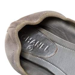 Pre Owned Chanel Silver Glitter Suede CC Ballet Flats Size 40